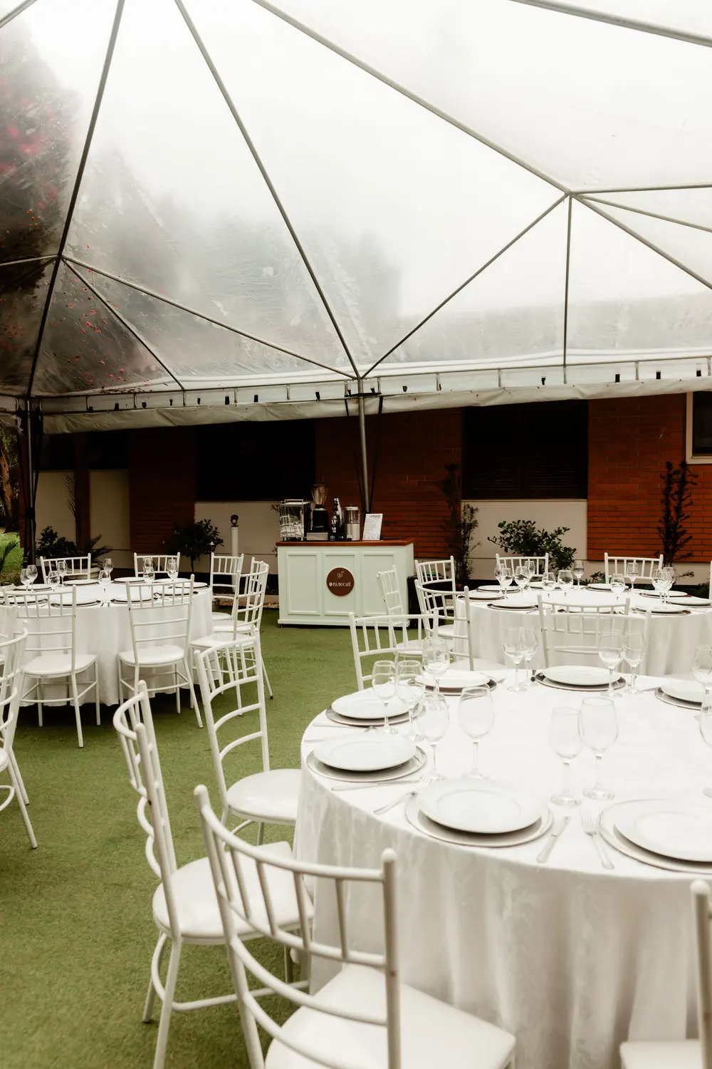 Mesa posta com taças e talheres para a recepção do casamento