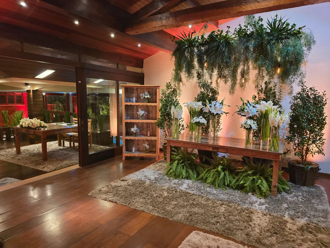 Salão decorado com composição de flores brancas e iluminação aconchegante