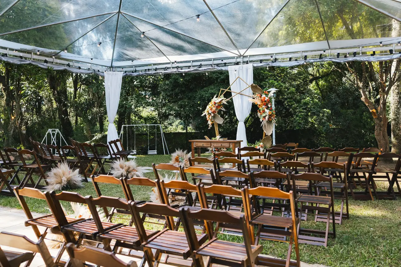 Cerimônia ao ar livre decorada no jardim da Mansão Yarden